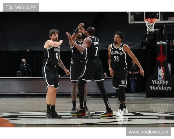 库里穿MartySupreme夹克联名鞋亮相球馆 展现潮流与篮球结合的独特魅力